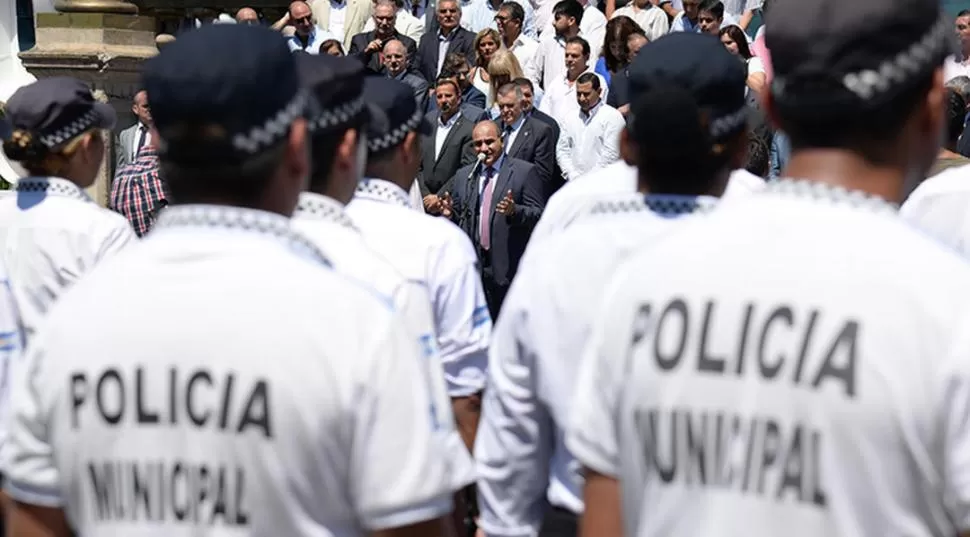 FRENTE A LA CASA DE GOBIERNO. Manzur habló ante los vigías municipales y los elogió por su “esfuerzo”. secr. de comunicación pública