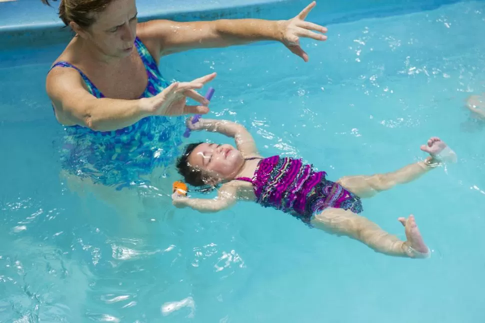 Petrona tiene un año y un mes y comenzó a recibir estimulación a los cuatro meses. Tener en cuenta la edad es importante porque el aprendizaje se relaciona con la evolución y el desarrollo psicomotor. A los dos o tres meses el niño ya puede comenzar su clase de natación. LA GACETA / fotos de JORGE OLMOS SGROSSO