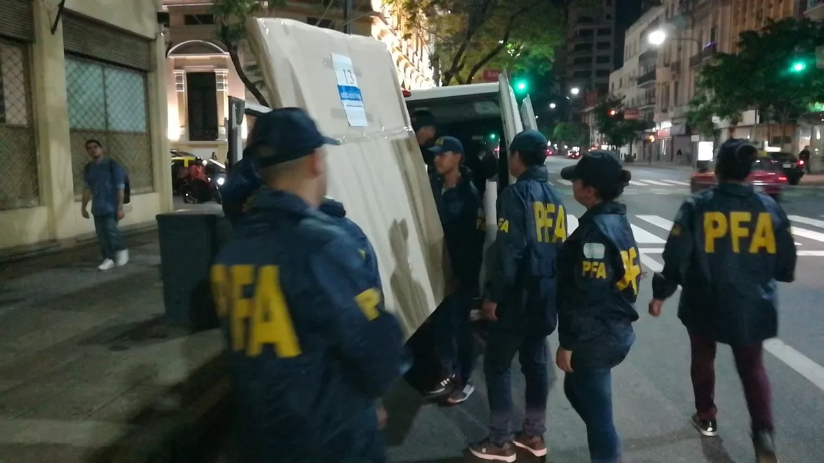 La Policía Federal retiró los cuadros anoche. FOTO TOMADA DE CLARIN.COM