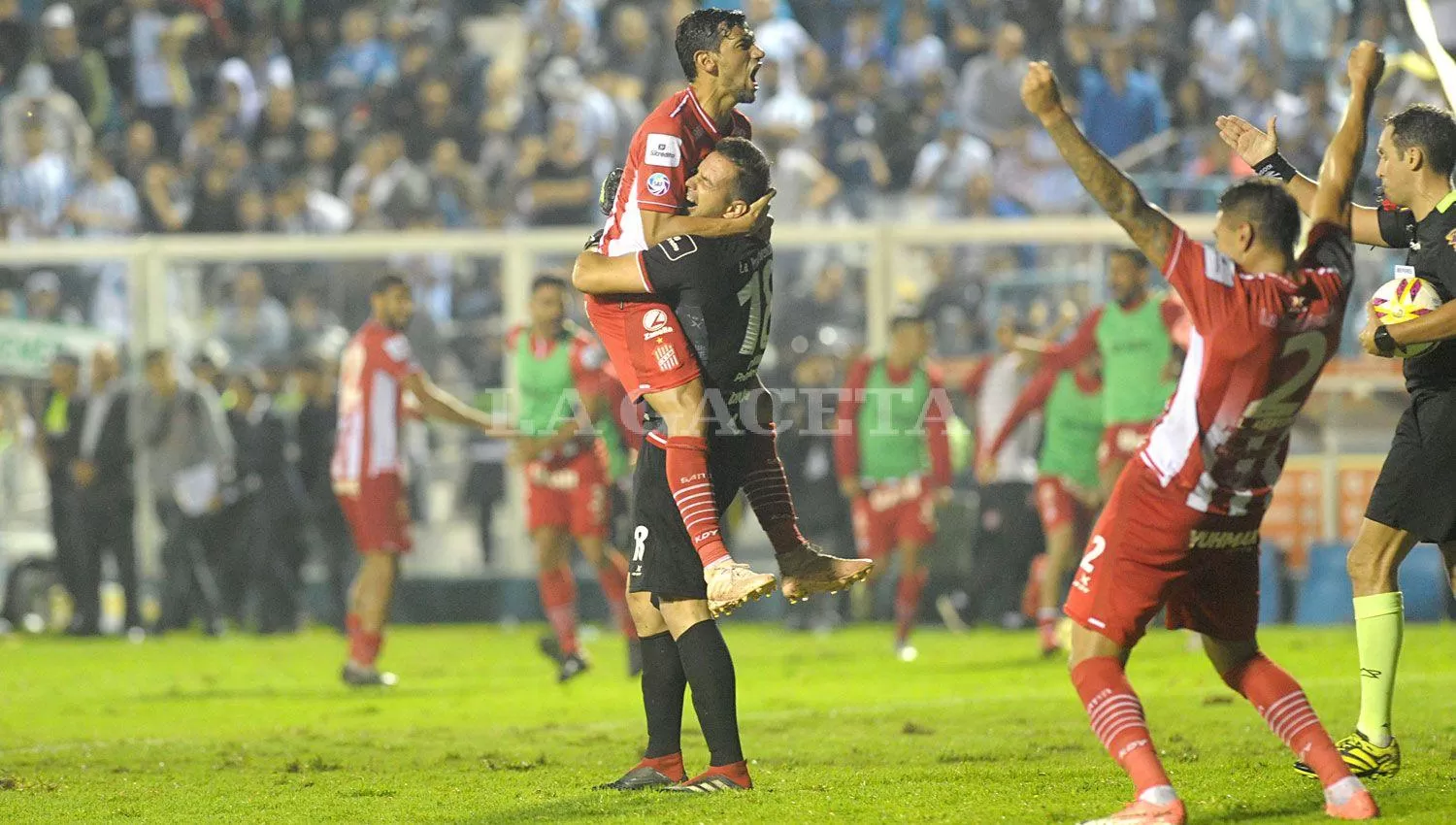 PARA TODA LA VIDA. En una remontada histórica, San Martín levantó un 0-2 ante Atlético en el Monumental y se llevó el primer clásico tucumano en la Superliga.