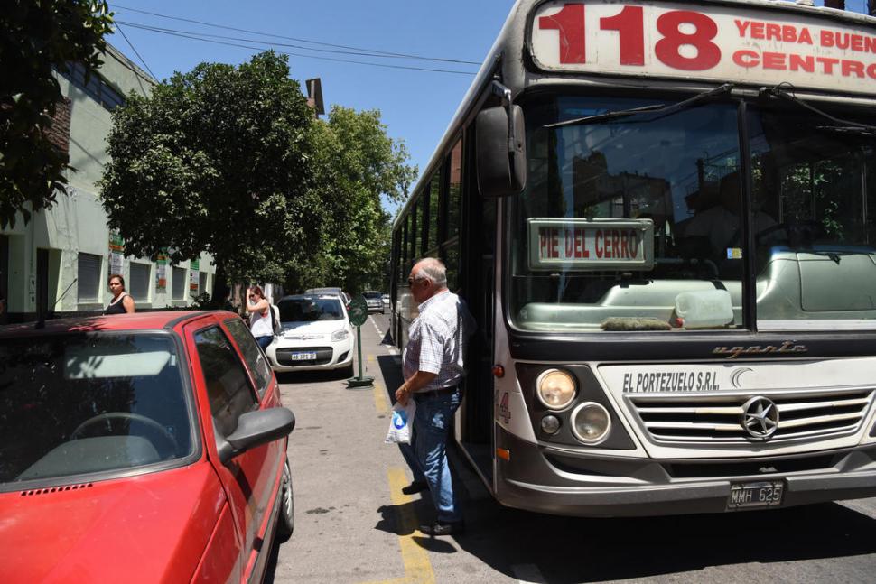 PELIGROSO. Por los autos, el ómnibus no puede acercarse a la parada.