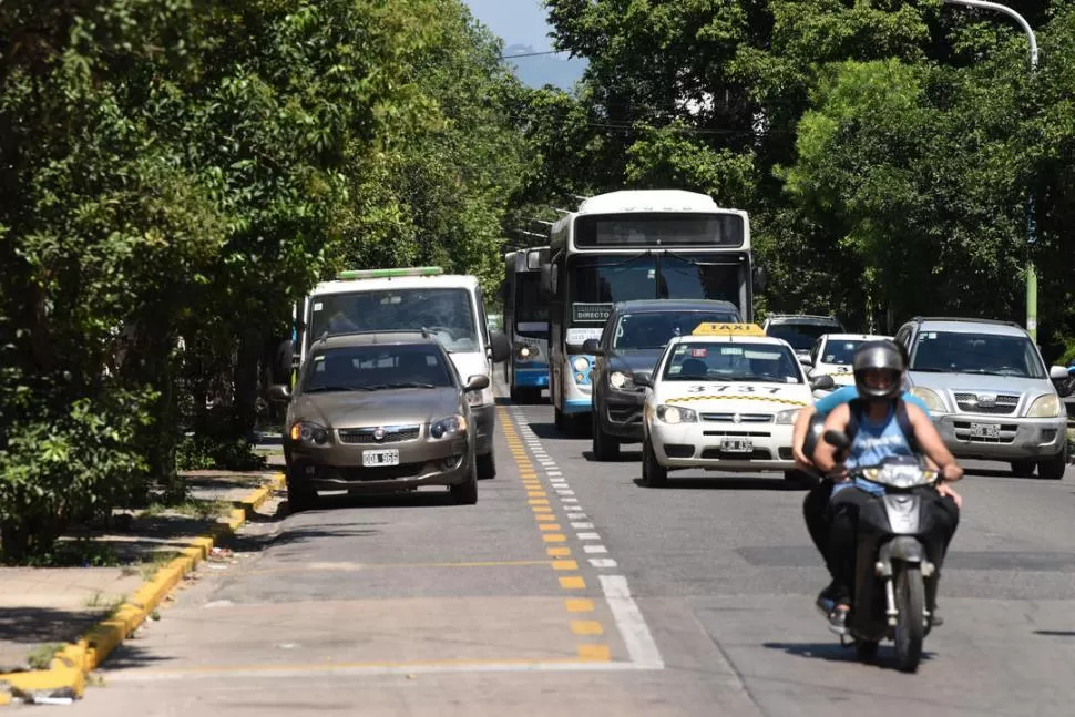 MAL ESTACIONADOS. Pese a que está delimitado con pintura el carril para ómnibus, hay quienes dejan el auto. 