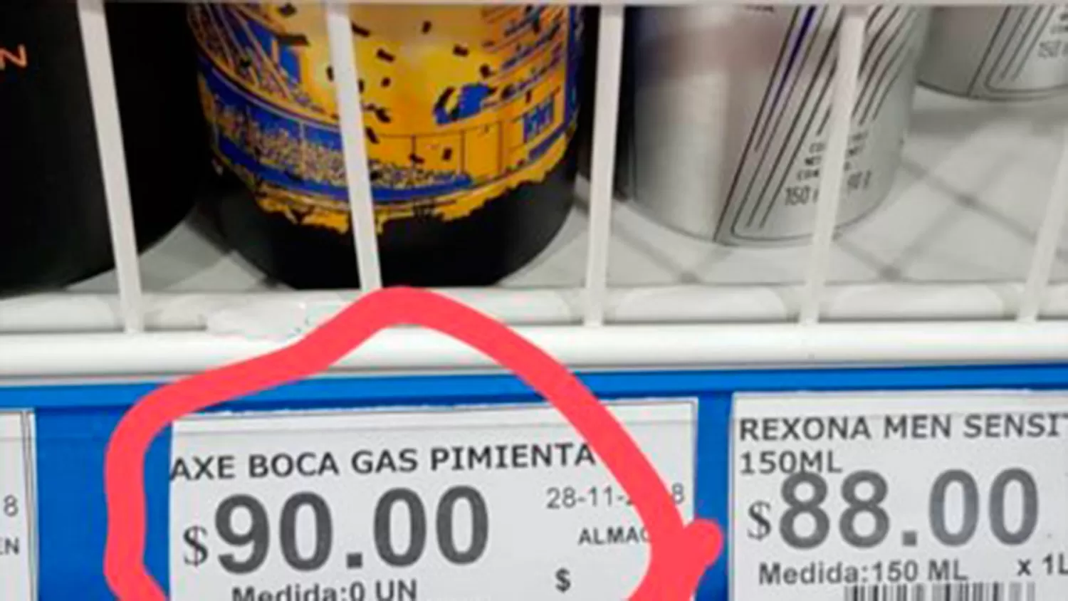 ESCONDIDA EN LA GÓNDOLA. La insólita cargada a Boca.