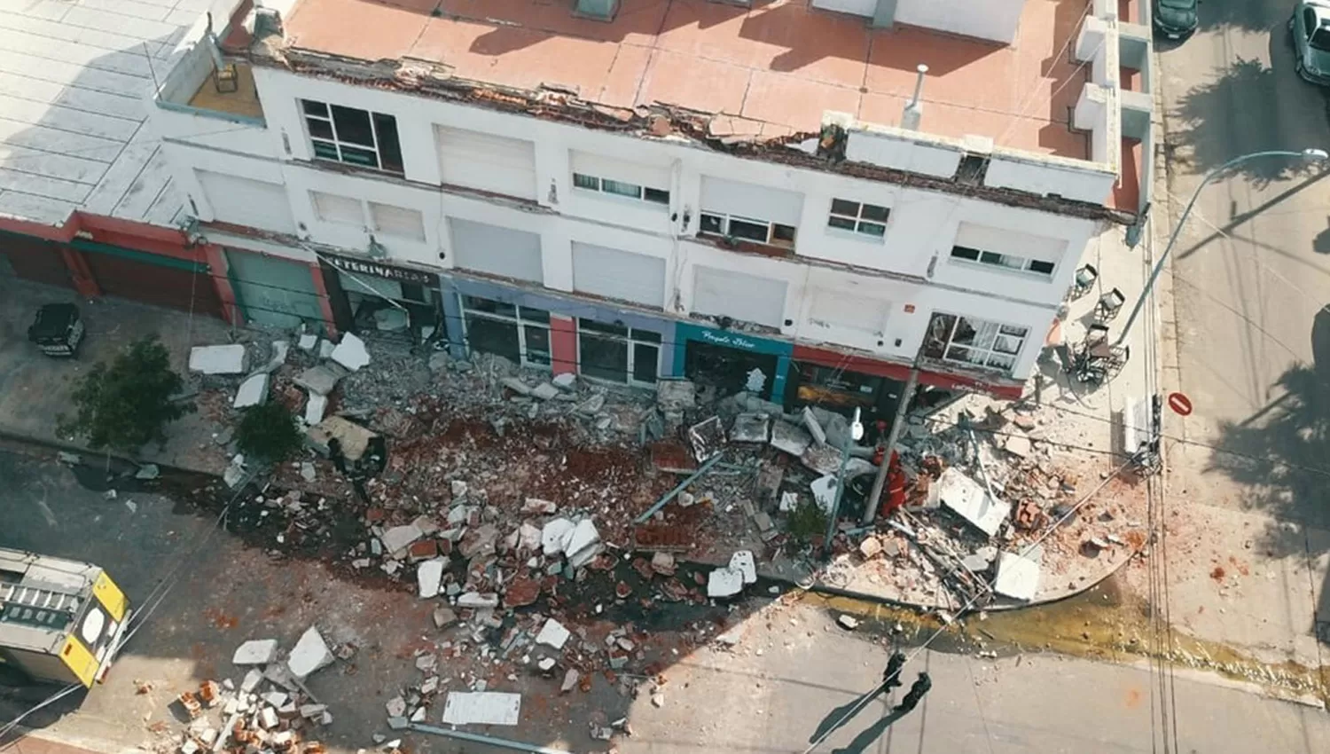 Vista aérea del edificio en el que se derrumbaron los balcones. FOTO TOMADA DE CLARÍN.COM