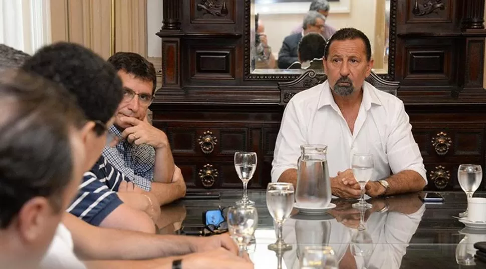 EN CASA DE GOBIERNO. Juri, presidente subrogante de la Legislatura a cargo del Ejecutivo, encabezó ayer la reunión del comité de Crisis y Emergencias. secretaria de información Pública 