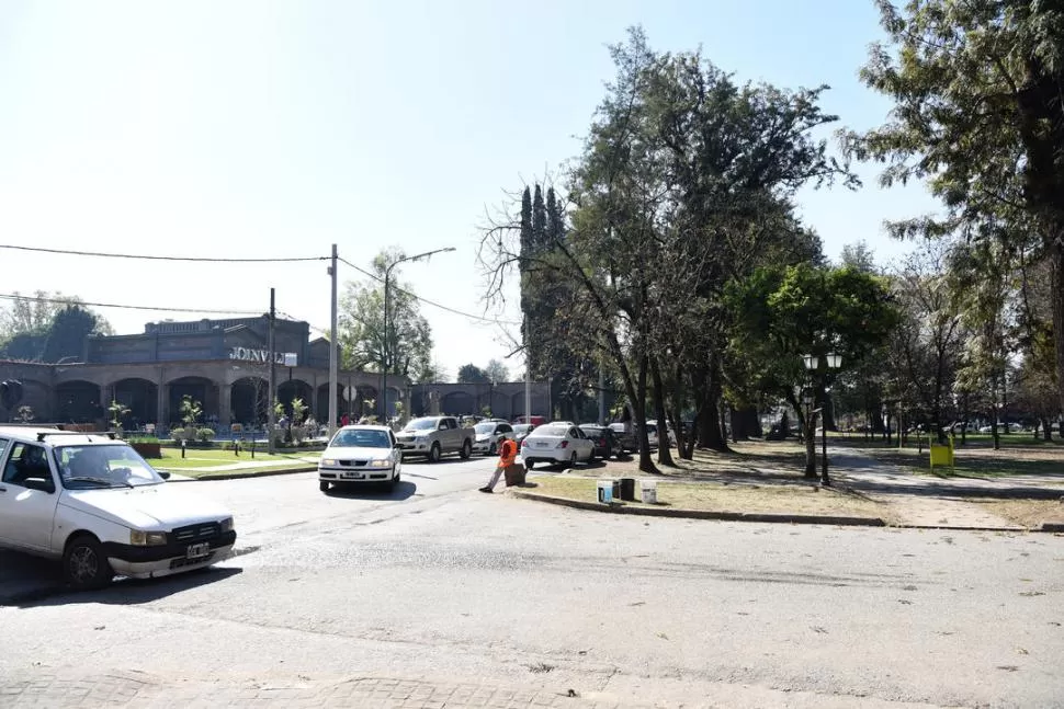 VIEJA POSTAL. Una ordenanza prohibe pagar por estacionar en la calle. LA GACETA / FOTO DE ANALIA JARAMILLO 