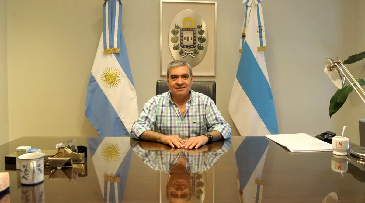 DEFENSA. Alfaro aseguró que la entrega de alimentos a fin de año fue una decisión política de su gestión. LA GACETA/FOTO DE FRANCO VERA