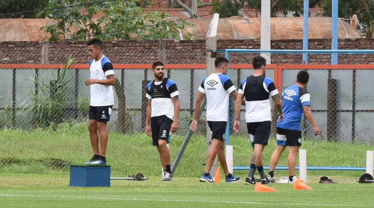 LO BUSCAN. Leandro Díaz está en los radares de Belgrano y es uno de los caprichos del DT Diego Osella. Mientras no haya certeza sobre su futuro, el “Loco” (5° desde la derecha) entrena con sus compañeros. la gaceta / fotos de José nuno 