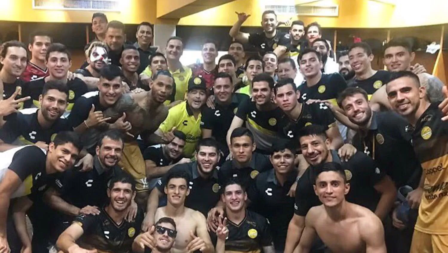 Maradona, junto a sus jugadores, después del último partido de Dorados el año pasado. FOTO TOMADA DE TWITTER @Dorados