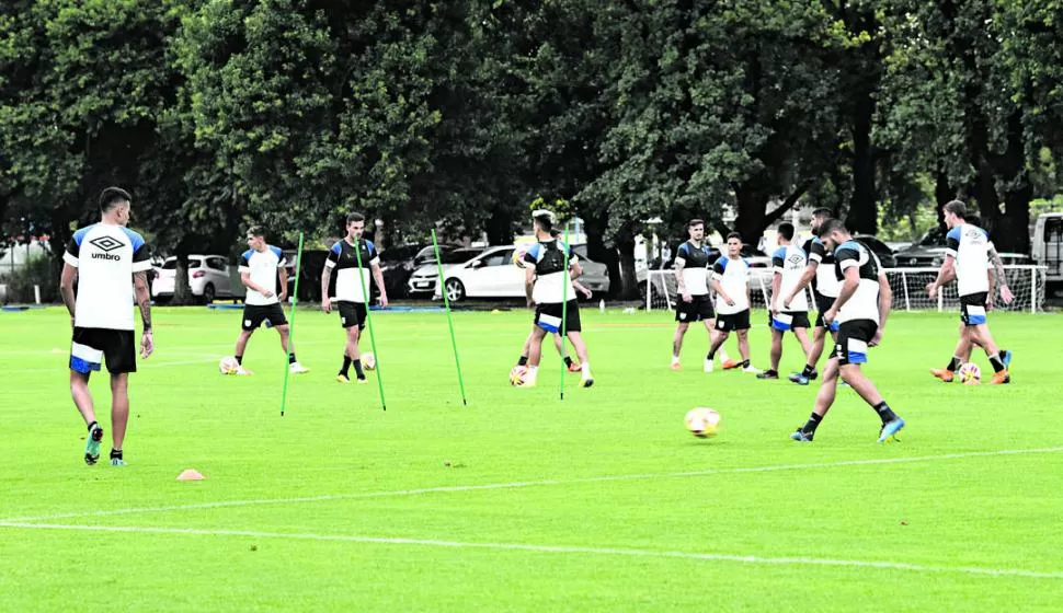 CONTACTO INICIAL. Lo más duro de la pretemporada comenzará a partir de mañana, con el primer doble turno. Gimnasia (LP), el sábado 26 por la fecha 16 de la Superliga, es el primer gran objetivo del grupo. LA GACETA / FotoS de José Nuno 