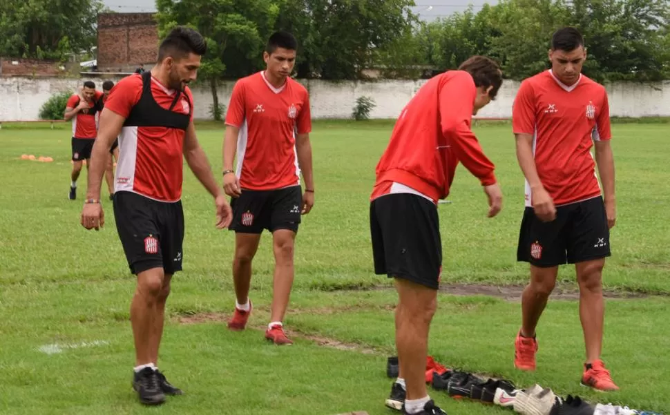 FÍSICO. Antes de jugar con pelota, el plantel realizó ejercicios para fortalecer los músculos. LA GACETA / FOTO DE JOSÉ NUNO