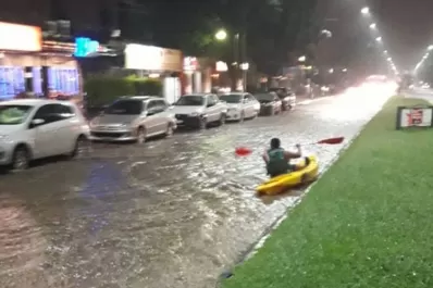Sacó su kayak a la avenida Aconquija durante la tormenta que azotó a Tucumán
