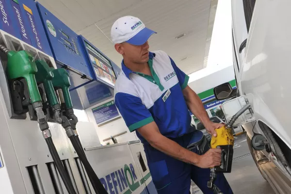 Cuánto bajaron los combustibles de YPF en Tucumán