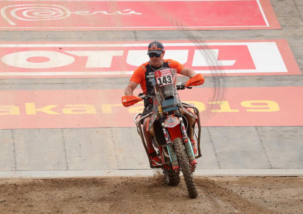 DE IGUAL A IGUAL. El italiano Nicola Dutto, el primer piloto parapléjico del Dakar. REUTERS 