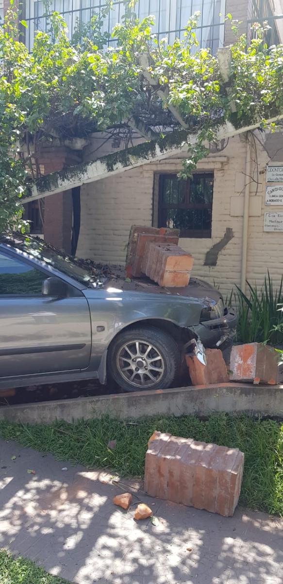 Susto en Yerba Buena: un auto chocó frente a un centro médico