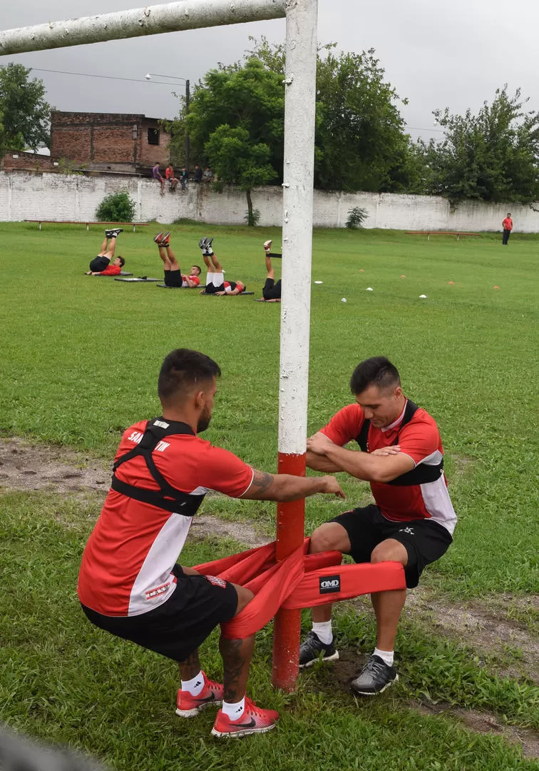 A PLENO. Los jugadores ajustan detalles físicos antes del comienzo de la Superliga la gaceta / Foto de José Nuno