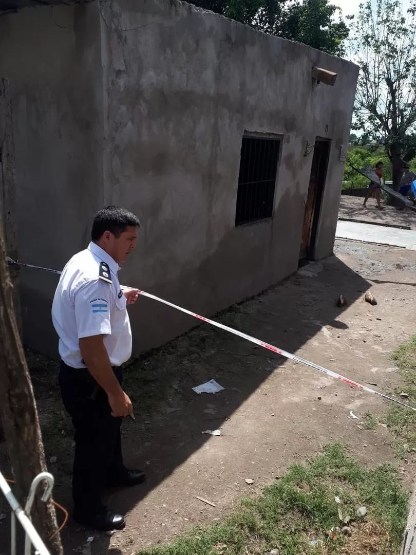 ASESINATO. Esta es la vivienda que fue incendiada por un joven que mató de varias puñaladas a un hombre   credito