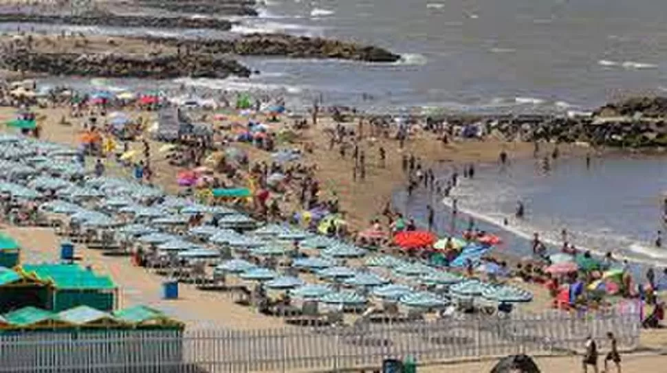 EN LA PLAYA. Las sombrillas están alquiladas en un 70% a 80%. 