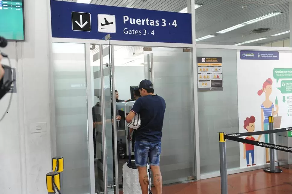 SE FUE NOMÁS. “Pulguita” ingresa a la sala de preembarque del aeropuerto provincial. El goleador continuará su carrera en Colón. la gaceta / fotos de hector peralta