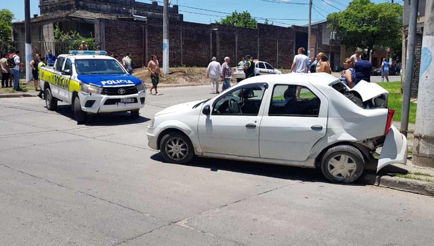 Contra ese vehículo chocaron los sospechosos.