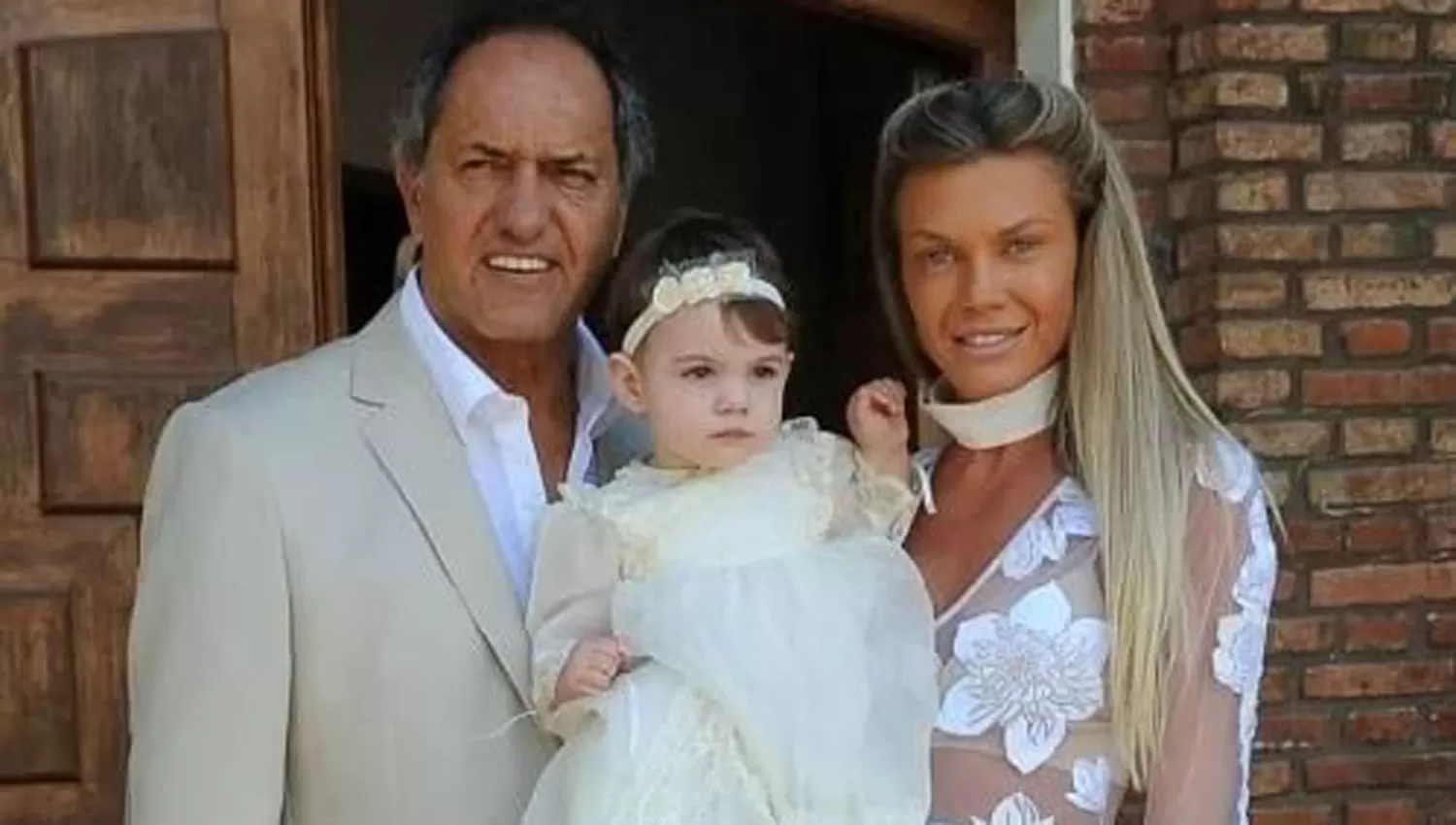 EN EL BAUTISMO DE SU HIJA. Daniel Scioli y Gisela Berger junto a la pequeña Francesca.