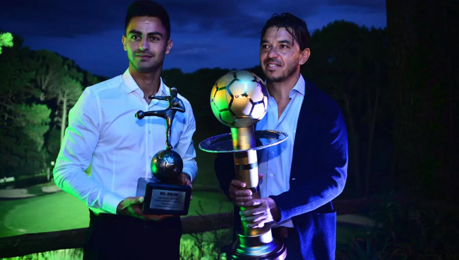 Gallardo y Pity Martínez recibieron sus premios en el diario El País. (FOTO TOMADA DE TWITTER @elpaisuy)