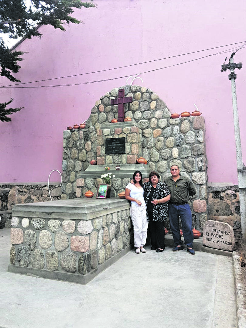 EN EL MAUSOLEO. La sobrina de Lamaison (centro) y otros familiares. 