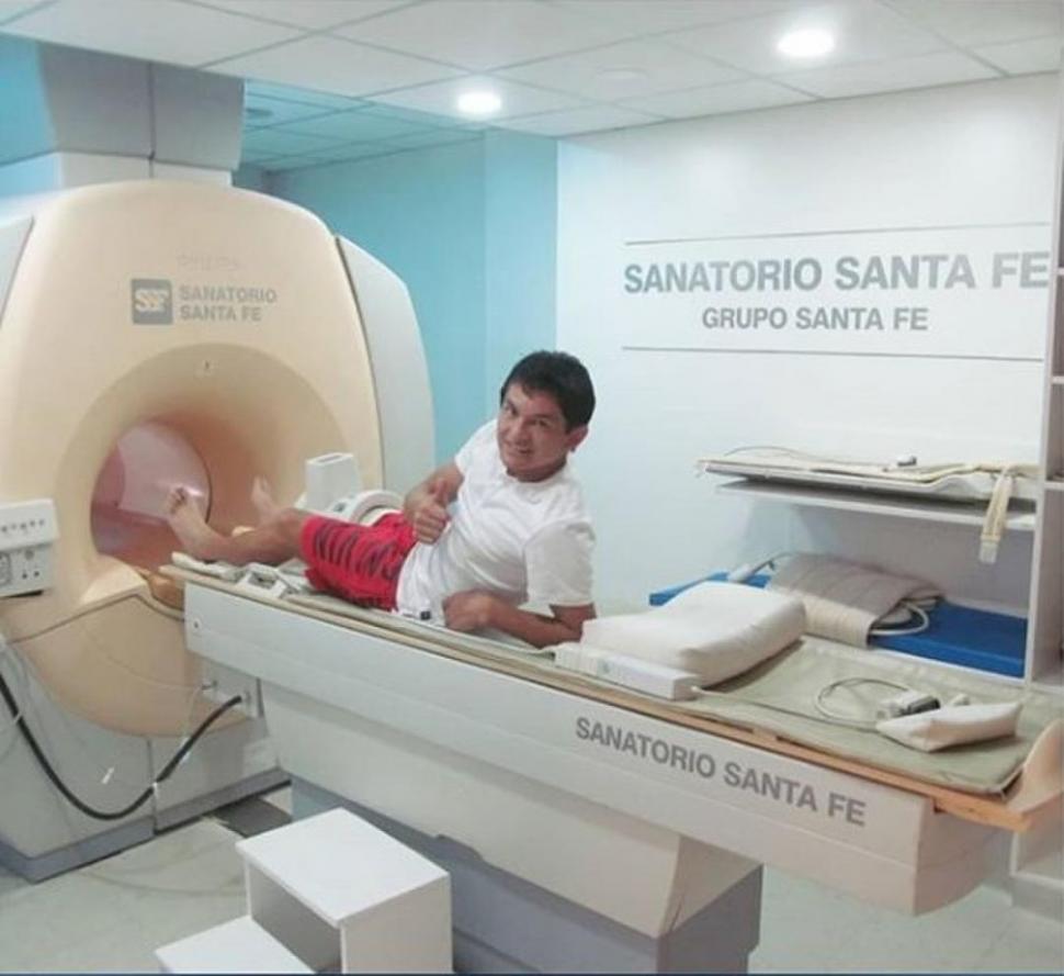 ALEGRIA. El simoqueño luce contento luego de superar con éxito la revisión médica que se realizó en el sanatorio santafesino. instagram @colonoficial  