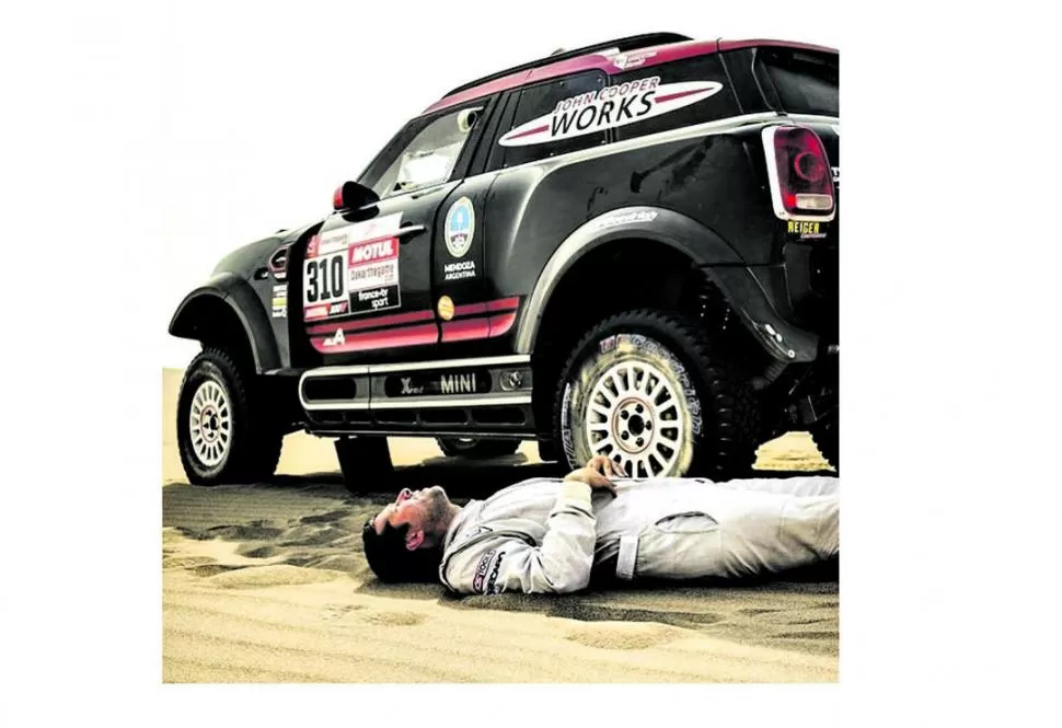 NO PUDO MÁS. “Orly” Terranova espera acostado la llegada del helicóptero de asistencia a causa de los dolores lumbares. instagram @dakarrally -  AtWorld / @charlylopezph