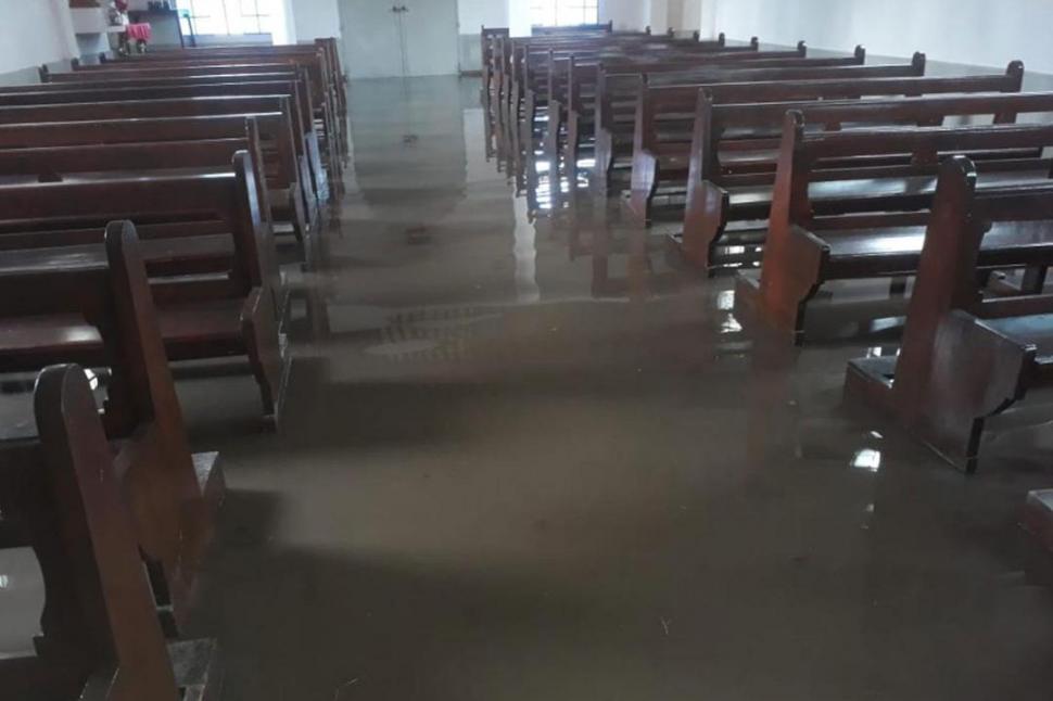 INUNDADOS. La tormenta anegó el salón de una capilla en La Florida.