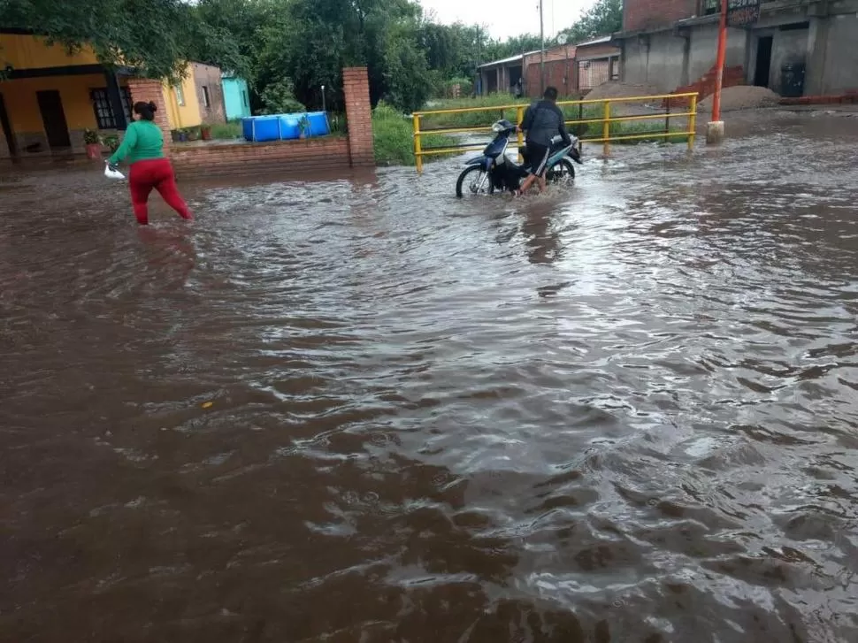 BURRUYACU. El caudal de agua requirió de varias horas para escurrir.  fotos enviadas a la gaceta whatssap 