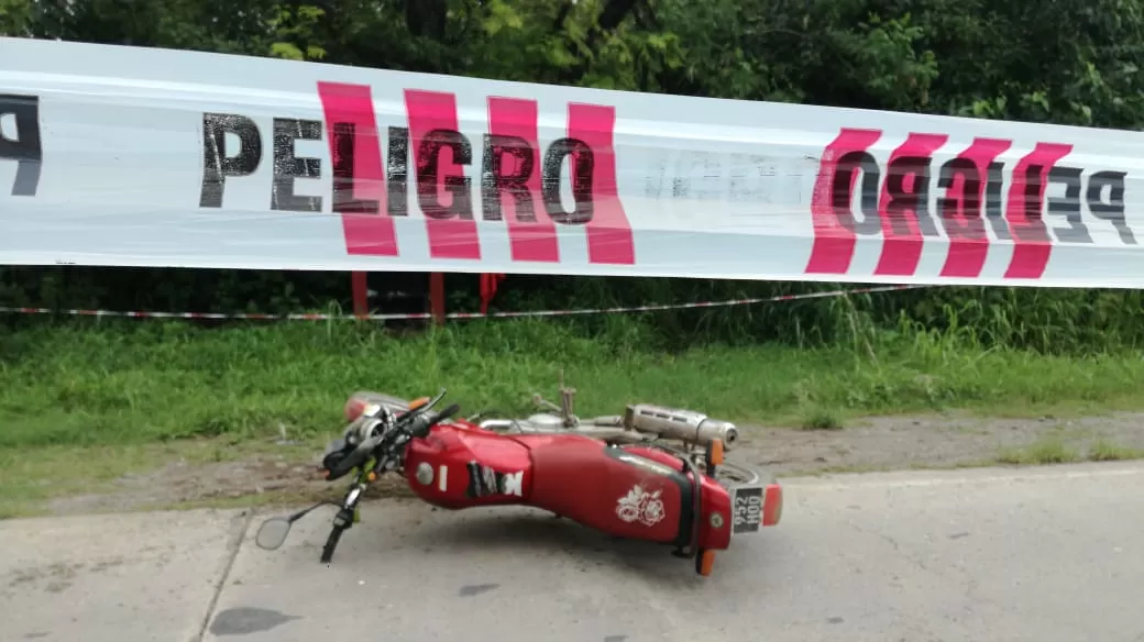 La moto en la que se movilizaban los asaltantes quedó tirada en la ruta. LA GACETA/FOTO DE LUIS DUARTE