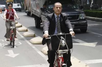 En bici y monopatín para sortear la crisis