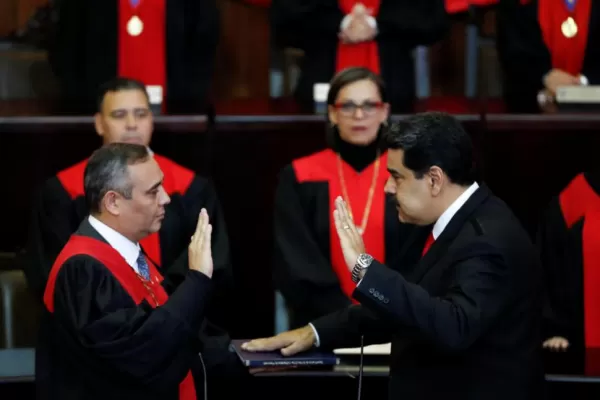 Maduro asume con un cerco diplomático mundial y en medio de una grave crisis social