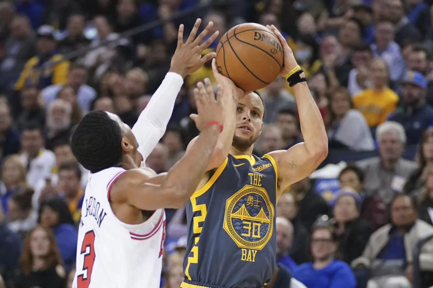 Stephen Curry, entre los mejores tripleros de la NBA. (REUTERS)