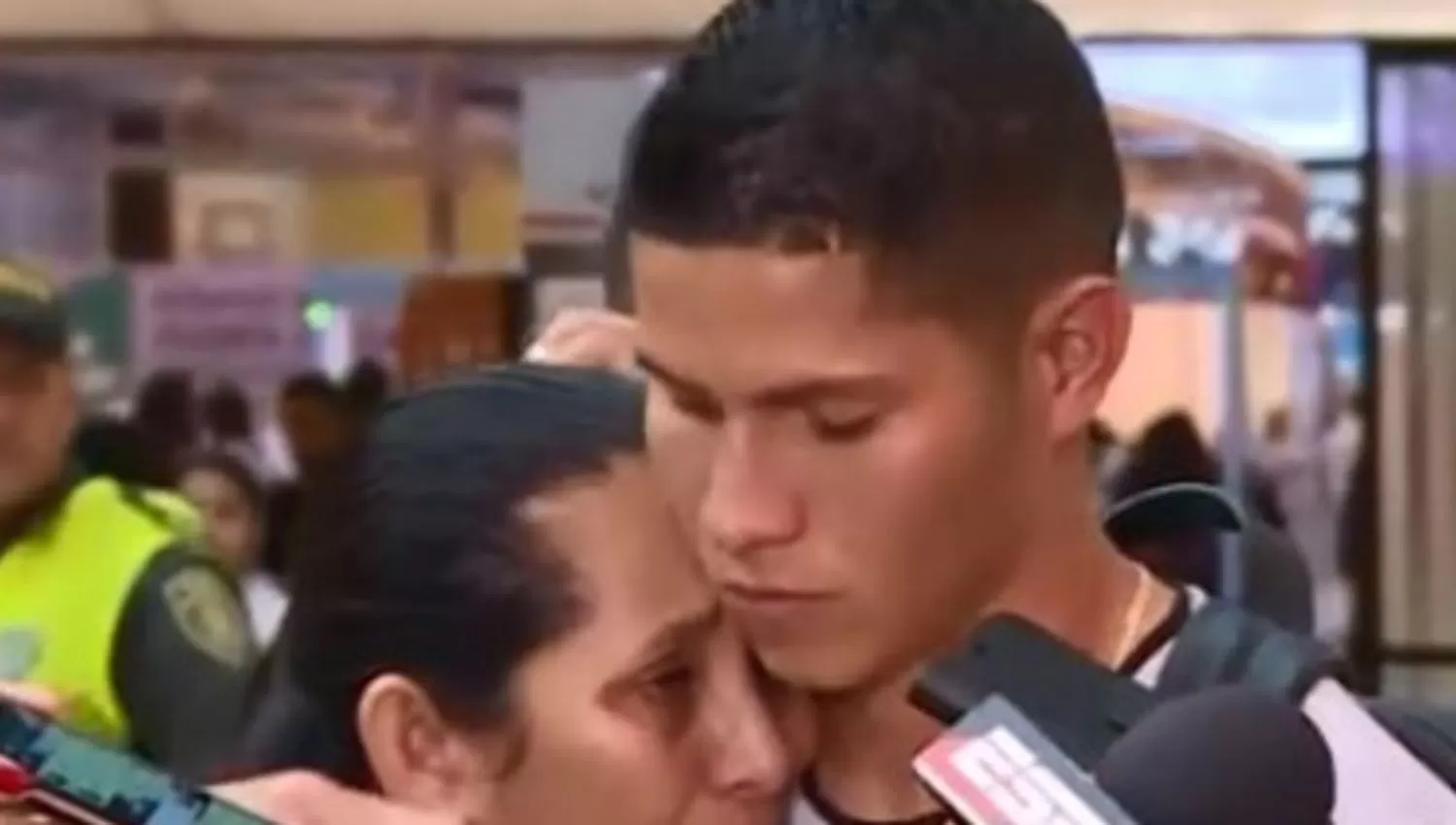 Campuzano, junto a su madre, antes de su partida a Buenos Aires. (FOTO TOMADA DE DIARIO OLÉ)