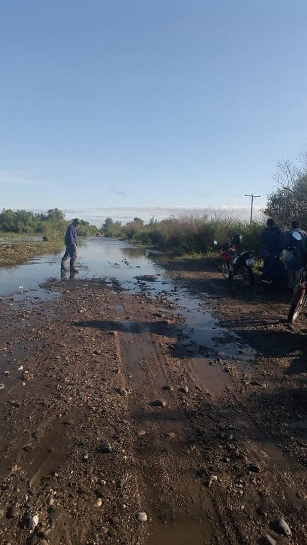 INTRANSITABLES. Los caminos hacia los campos siguen bajo las aguas. 
