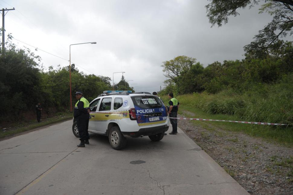 EL CRUCE. Dos policías circulaban en una camioneta oficial. 