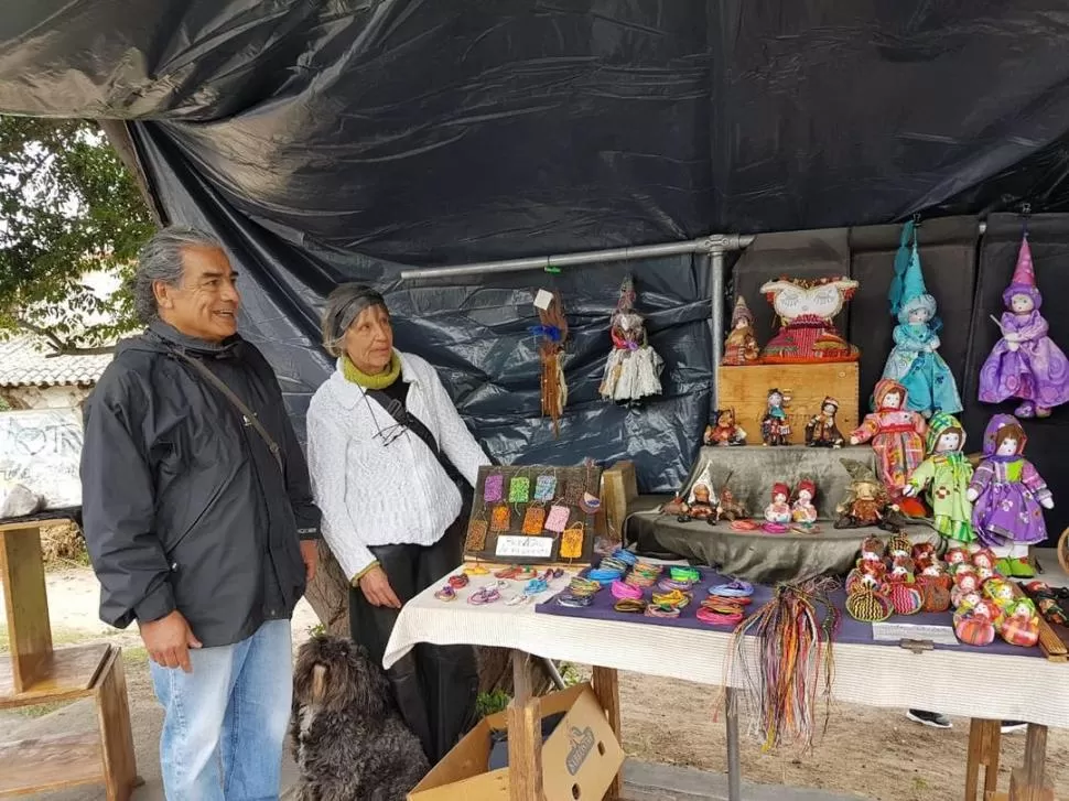 JUNTO A SU PUESTO. Hugo Lazarte (tucumano) y su mujer, Puya (italiana) junto a los muñecos que fabrican. 