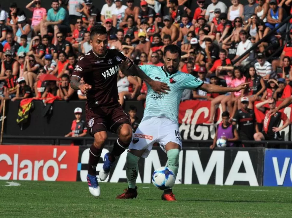 BUSCANDO MINUTOS DE JUEGO. Fernando Barrientos (izquierda) no estaba en los planes de Lanús para este semestre. diariopopular.com.ar