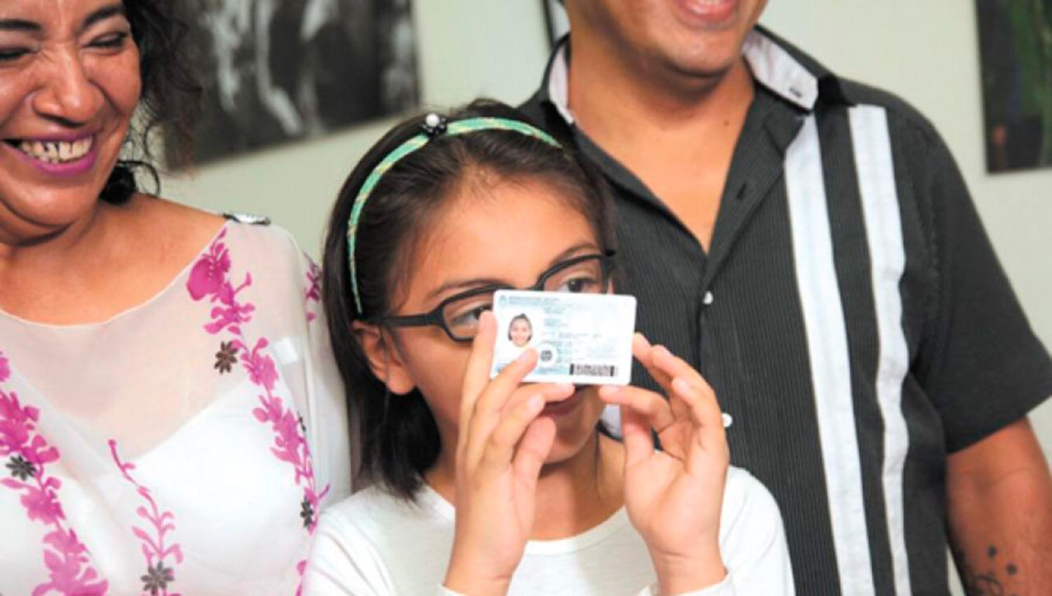 La entrega del nuevo documento a la niña “fue una fiesta” para la familia, contó la madre de Tiziana, en el acto de entrega de su DNI.