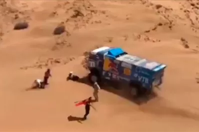 Video: un camión del Dakar chocó a un espectador y fue descalificado