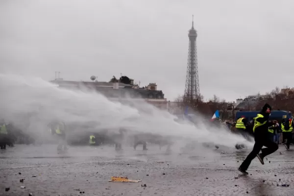 Francia: cañones de agua y gases lacrimógenos en nueva marcha de chalecos amarillos