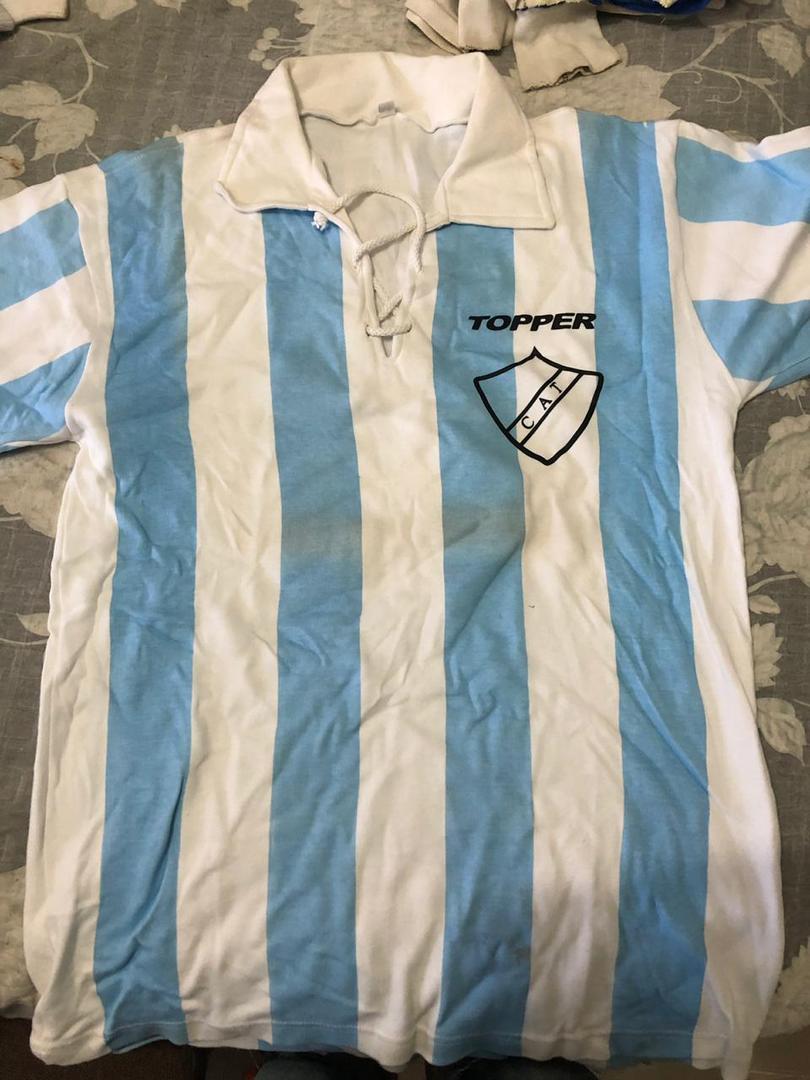  Camiseta original de 1987. 1980 trajo el primer sponsor. ESTA “PILCHA” SE USÓ EN 1987. Casaca de Manuel Burgos (1966). Camiseta de piqué, de 1975. Con esta ganó el clásico en 1989. Una de las pieles más lindas. La marca de las camisetas de los 90. 