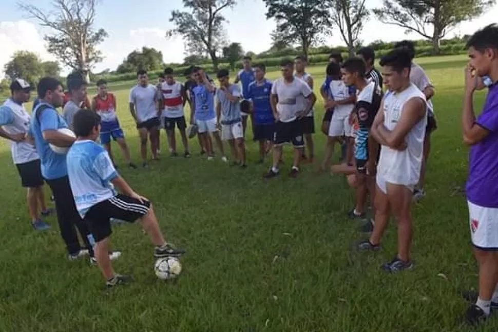 APOYO. Claudio Sosa, técnico de Deportivo Aguilares apostará a jugadores de la zona para conformar el plantel “celeste”. prensa deportiva aguilares