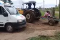 Por el barro, la ambulancia no pudo llegar a Tala Pozo y trasladaron a la paciente en tractor