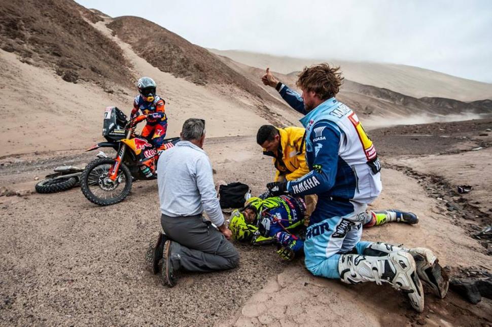 EL ESPÍRITU DEL DAKAR. Adrien Van Beveren y Luciano Benavides se detuvieron para asistir a Lorenzo Santolino tras el accidente que acabó con su carrera. FOTO DAKAR 