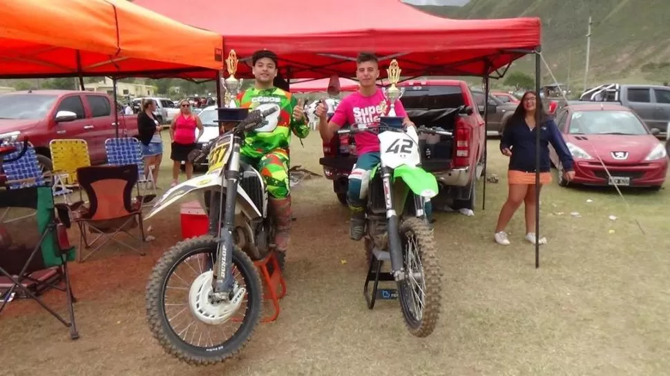 IGUALES. Los Tomás, Cobos y Ávalos, de la misma categoría, con sus trofeos.  Más Motores 