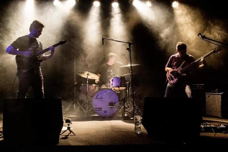 100% TUCUMANO. La banda ya cumplió seis años y pisa fuerte en los escenarios del prog rock argentino. 