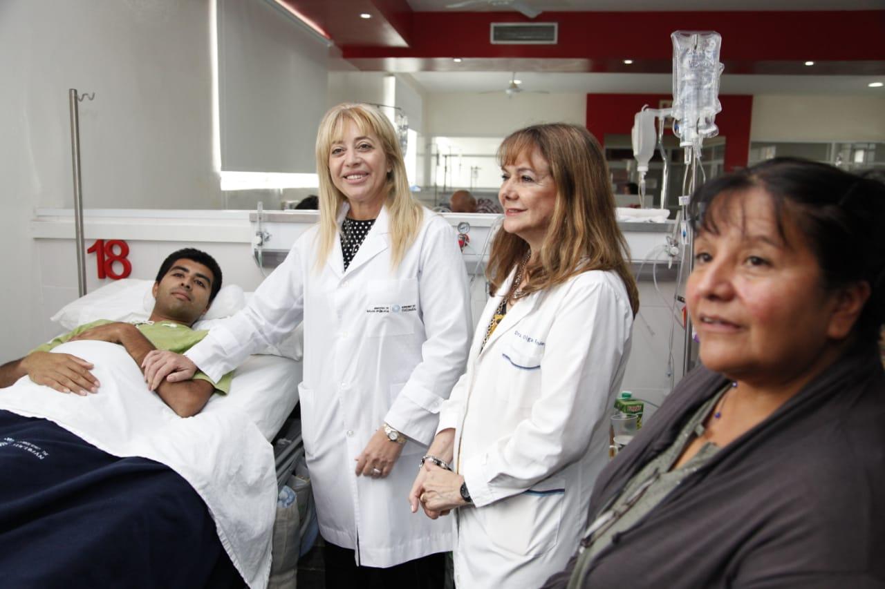 López, acompañado por su madre fue visitado por Chahla y la directora del Padilla, Olga Fernández.